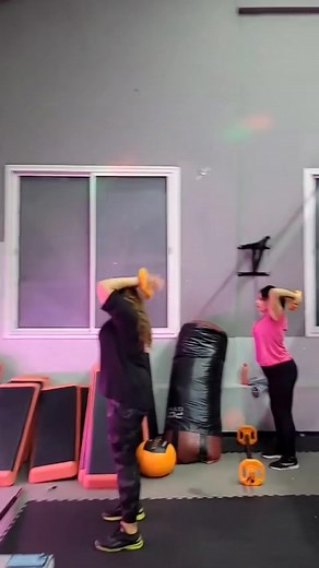 Body Pump à Lady Fitness : intensité, énergie et progrès au féminin. Des cours 100 % femmes pour sculpter, renforcer et dépasser vos limites. Rejoignez la team, votre évolution commence ici🏋️‍♀️ | Lady Fitness