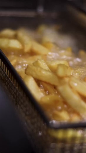 Some of the best chips on the coast: crispy, golden, and bloody tasty. 🤤🍟 Open all 7 days at Paradise Point. #FishAndChipsGC #GoldCoastFood #GlutenFree #MilliesMade #GoldCoastEats #ChipGoals | Millies Fish & Chips
