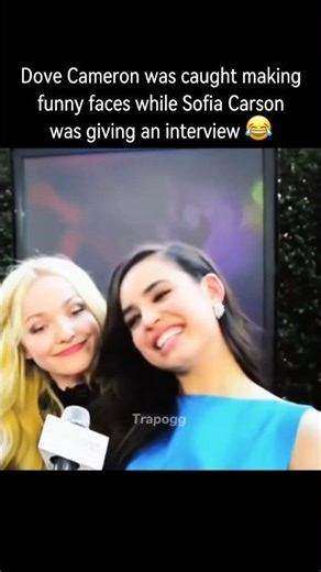 Dove Cameron in the background like 😭✨…#dovecameron #sofiacarson #funny #popculture