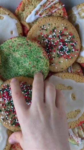 From gatherings over dinners to baking cookies with little ones, and everything in between, ensure you're implementing good food safety practices to keep all of your loved ones safe this holiday season! Learn more at www.foodsafety.gov/blog/food-safety-tips-holidays | Nevada Department of Agriculture