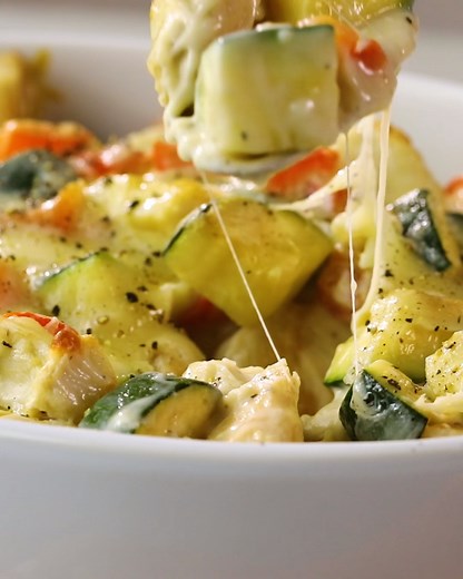 152K views · 2.5K reactions | This baked chicken and zucchini casserole is creamy, hearty and low-carb! RECIPE HERE: https://bit.ly/3fR3rGa | EatingWell | Facebook