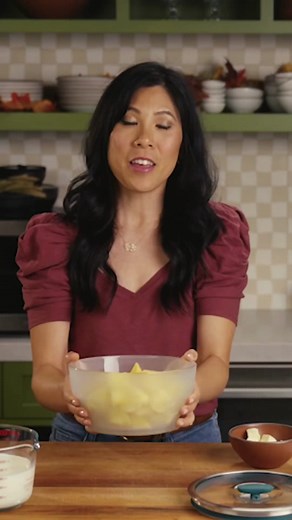 The microwave works its magic with these fluffy, smooth, and rich mashed potatoes, ready in 10 minutes or less. Take a page out of @Honeysuckle’s Thanksgiving playbook and steam potatoes in the microwave in a fraction of the time it takes on the stove with the help of an Anyday dish.⁠ ⁠ Enjoy with gravy for special occasions (Grandma-approved for Thanksgiving) or enjoy as a side for weeknight dinner. This one’s our favorite mind-changing recipe — you may never go back to boiled mashed potatoes o