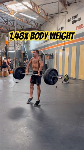 125lb (56.7kg) Guy Power Clean & Jerks 185lbs (83.9kg) TWICE 🔥 (1.48x Bodyweight!)