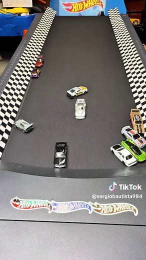 Hot Wheels Cars Treadmill Race Challenge