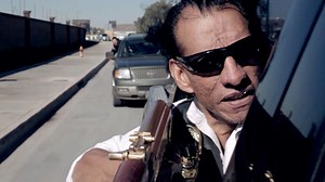 La hummer y El camaro azul