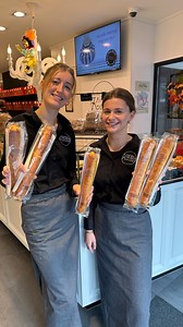✨ Roomboter Amandelstaaf ✨ Een echte klassieker in de feestmaanden! 🥐 Met echte amandelspijs, roomboter bladerdeeg en natuurlijk een snufje liefde 💛. In de komende weken rollen bij ons verschillende varianten uit de oven: de amandelstaaf, letter, kerstaaf en kerstkrans 🎄. Vers, ambachtelijk en puur genieten — precies zoals het hoort! 😋✨ | Banketbakkerij Bakker en Koster