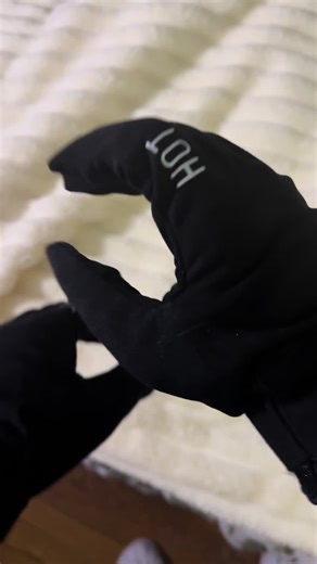 Beat the cold without bulky gloves slowing you down. These heated winter gloves offer flexible movement, three heat settings (45°C, 50°C, 55°C), and removable thumb and fingertip tips so you can text or scroll with ease. Warm hands, full control 🧤📱 #heatedgloves #HeatedWear #ColdWeatherGear #TechFriendly #WinterGear