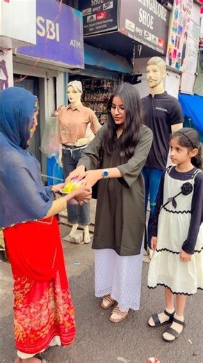 Sanaya ki didi ne lachar aurat ki madadt ki ✌️#funny #drama #comedy #youtubeshorts#viral#shorts#help