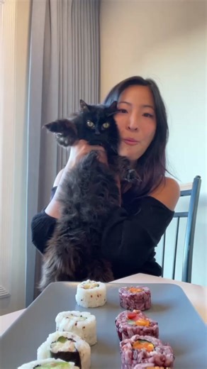 Flash frozen sushi?? 🤔 How it’s made: @konsciousfoods Chef crafts the sushi then immediately flash freezes it to lock in the flavor and texture. This freezing process also keep all the nutrients sealed in👌🏼 Ways to thaw: 1. Microwave for 1 min (found out this was the recommended way after😄) 2. Place in a bowl of hot water (how I tried it) 3. Thaw at room temp for 2-3 hrs . . #konsciousfoods #vegansushi #plantsushi #sushilovers #sushigram #sushiathome #rainbowsushi #californiaroll #sushirolls