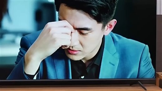 TCL电视观影体验流畅，操作便捷省心，4K超清画质搭配智能语音控制，居家追剧更轻松。