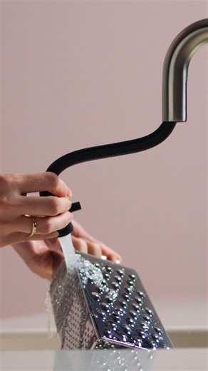 Quooker Österreich on Instagram: "Flexibilität neu definiert 🙌🏼 Der Quooker Flex Wasserhahn macht selbst herausfordernde Handgriffe in der Küche ganz leicht. Der flexible Zugauslauf bringt Euch genau dorthin Reichweite, wo sie gebraucht wird, von großen Töpfen bis in jede Ecke des Spülbeckens. Dazu jederzeit 100 °C kochendes Wasser auf Knopfdruck. Für mehr Freiheit, weniger Aufwand und echte Kücheninnovation im Alltag. Mehr Infos und Inspiration findet Ihr auf quooker.at 💧 Habt Ihr auch Gefäß