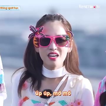 1.3M views · 45K reactions | Tự nhiên Pu hát Hoa Giấy mà mưa giông kéo tới dzậy Pu #LamVyDa #2Ngay1Dem #VieNETWORK #DatVietVAC #VieON © Nội dung được khai thác và bảo vệ bản quyền bởi VieNETWORK. | Lâm Vỹ Dạ | Facebook