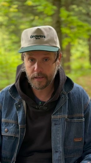 Je prends rarement la parole pour dénoncer ou partager des prises de position fortes. Mais cette fois, c’est clair pour moi, je ne peux pas rester silencieux. Tout ce qui se dit "sans labour" n’est pas forcément régénératif. Parfois, c’est juste de l’agriculture chimique déguisée en vert. Aujourd’hui, certaines compagnies utilisent le mot régénératif pour vous vendre des herbicides et pour justifier leur utilisation. En tant que maraîchers écologiques, on ne peut pas laisser les grandes entrepri