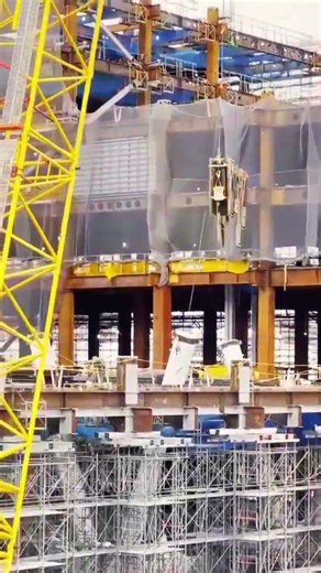 Proses mengangkut material proyek menggunakan crane #shorts