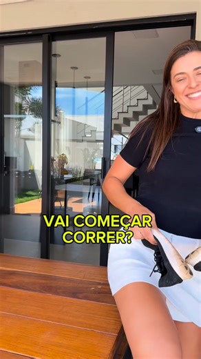 BRUNA IANHEZ on Instagram: "Se eu pudesse voltar no tempo e falar comigo mesma quando comecei a correr, eu diria isso aqui👇🏻 🧡 Você não precisa ser rápida. Você precisa ser constante! ✨ Vai ter dia que o corpo pesa, a cabeça quer desistir… e tá tudo bem! ☑️ Caminhar faz parte. Repetir treino faz parte. Evoluir devagar também. ⚡️ Não compare o seu começo com o meio do caminho de ninguém. ⏱️ Cuide do básico: um tênis confortável (não o mais caro), descanso e paciência. O resto vem com o tempo.