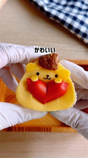 tomato ＊かわいいお弁当とおうちごはん＊ on Instagram: "失敗すると思ったら、かわいさ優勝だった🍮🍙 百均のおにぎり型でハートを抱えたポムポムプリン❤️ 百均の大小セットになったおにぎり型の小さいサイズを使いました。 薄焼き卵は、卵ひとつをよく溶いて、1度こしてから、卵焼きフライパンで焼いたよ。 弱火で蓋をしてゆっくり焼いてね。 調味料は、麺つゆ少し、砂糖を少し入れました。 海苔パンチはアーネストさんので、同じのが今は無いかもだけど、眉毛なしの似てるパンチが売ってます。 ハートを大事そうに抱えてるポムポムプリンおにぎり、可愛すぎるよねー♥️ #お弁当 #ポムポムプリン #おにぎり"