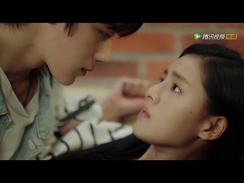 Sweet First Love EP14 ENGSUB | Su Muyun Push Zhou Yifeng To The Sofa And Force Her To Go Home!