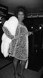 Aretha Franklin – Honey (1994) Pubblicato nel 1994 all’interno della raccolta Greatest Hits: 1980–1994, Honey è un brano che esalta tutta l’eleganza e la potenza vocale di Aretha Franklin. Già nel 1993, Aretha aveva portato Honey sul palco del concerto Duets, un evento memorabile che l’ha vista esibirsi accanto a icone della musica come Elton John, Smokey Robinson e Rod Stewart. #arethafranklin #respect #gospel #soulmusic #maryjblige #mariahcarey #whitneyhouston #clivedavis #jenniferhudson #alic