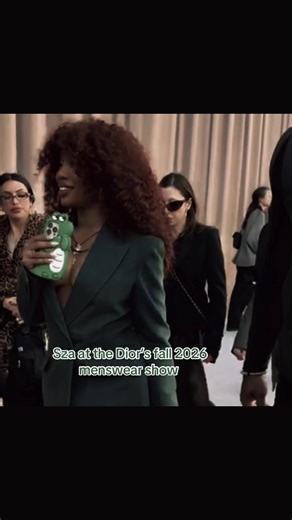 I’m loving this look and that green on her 😍😍😍 #fypppppp #fypシ゚viral #szasong #makethisvideogoviral #sza