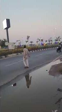 पटना मरीन ड्राइव पर ट्रैफिक सुचारु, पुलिस ने लोगों से अपनी लाइन में चलने की अपील की#shortvideo #shor