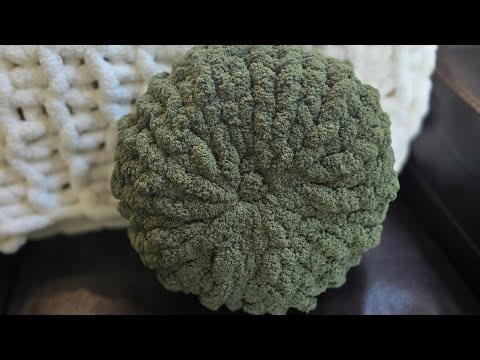 Learn how to make a Chunky Knit Round Pillow.🧶💕