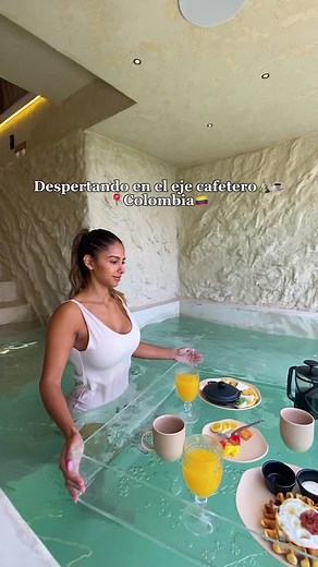 Así es despertar en el eje cafetero colombiano 🇨🇴☕️🥰 Descubre el corazón de Colombia en el Eje Cafetero, un paraíso verde 🌿 donde los paisajes parecen pintados por la misma naturaleza. Aquí, montañas cubiertas de cafetales se funden con cielos azules infinitos, mientras el aroma del café recién hecho ☕ te envuelve en una experiencia única. Cada rincón cuenta una historia: desde los pueblos coloniales con sus coloridas fachadas 🏘️ hasta las fincas cafeteras que te invitan a conocer el arte d