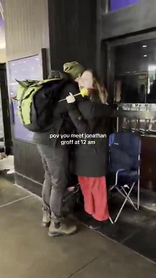 THE CUTEST! A girl was in line to buy tickets for "Just in Time" when she was surprised by Jonathan, who gave her a yellow flower. ❤️🎥https://t.co/EAsdae1WeN on tiktok
