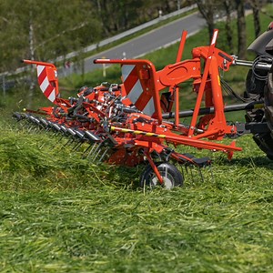 Discover the 𝗚𝗙 𝟭𝟯𝟬𝟬𝟯 𝘁𝗲𝗱𝗱𝗲𝗿, the must-have mounted tedder for remarkable work output! With its 13m working width and OPTITEDD rotors, it guarantees uniform swath distribution. Its robust design and perfect ground following ensure exceptional performance and durability. Rely on the 𝗚𝗙 𝟭𝟯𝟬𝟬𝟯 𝘁𝗲𝗱𝗱𝗲𝗿 for outstanding results! 🌾🚜💪 👉 https://www.kuhn.fr/actualites/les-nouveautes-en-recolte-des-fourrages | KUHN
