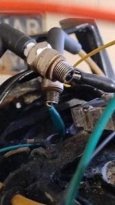 "Bli gnist og det ble gnist" ⚡⚡ det var CDI-modulen (tenningsboks) som var gåen i tenningssystemet på 20 hk Mercury. Neste er forgasseren, som ser noe begredelig ut 🫤 | Trebåt Garasjen