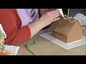 How to Pipe Garlands for your Gingerbread House