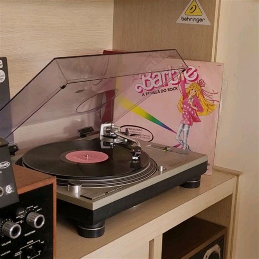 Felipe Zangrandi (Lamusicarara) on Instagram: "🎸VENDIDO🎸 LP Barbie e Os Roqueiros - A estrela do rock. LP (VG) hairlines com chiadinhos em algumas passagens. Estalinho de alguns segundos na 6º faixa do lado A. Audição boa. Capa (VG-) marcas de manuseio e do tempo, mais evidentes nas extremidades. Não se fazem mais discos infantis como antigamente, isso esse trabalho comprova muito bem. Um baita LP de rock e super feminino em todas as explicações. Letras afiadas, diretas e muito divertidas tamb
