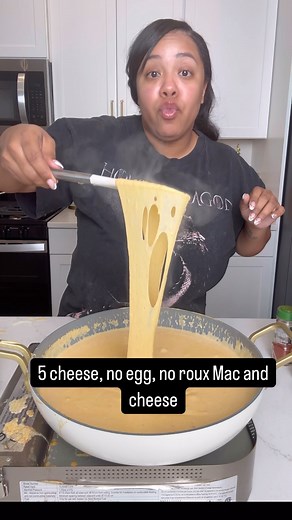 One of the best and easiest mac and cheeses you will make!! Holiday or just a random Wednesday (like in my house lol) this Mac and Cheese is it! #macandcheese #easyrecipe | Kimmy’s Kreations