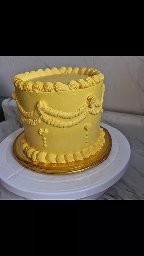 Pintar un Pastel con Cobertura de Chantilly Dorada