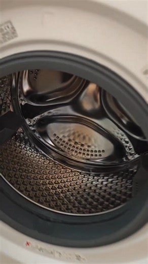 Kdaj si nazadnje generalno sčistila svoj pralni stroj? 😱 V tem reelu ti pokažem vse korake, da bo tvoj stroj spet kot nov! 🧽👀 📌 Napiši v komentar, kaj si pa ti našla v filtru? Jaz sem tokrat špangice in gumice🙈 ups Čistila ki jih uporabljam @dorinsijaj.si Zmeraj vam velja koda simplmama10 #čiščenje #pralnistroj #generalka | Simpl mama