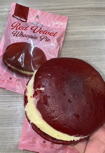 7-Eleven Philippines Red Velvet Whoopie Pie Review