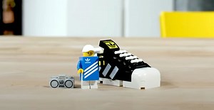 ► LEGO 40486 adidas Originals Superstar : comme la grande, mais en noir - HOTH BRICKS