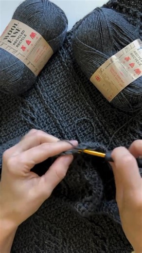 Say 𝗪𝗦𝗪 and make this perfect ruana styled wrap for fall using the Free Pattern! This cabled wrap is made from 2 simple rectangles and 1 simple seam! If you wanted you could seam it to be a poncho as well! So go shop your stash and find that beautiful hand dyed skein of yarn you’ve been hoarding! I made mine using Wool-Ease Recycled, hands down one of my top 5 favorite yarns!! So of course, because it’s Lion Brand Yarn you can grab an all in one diy kit! 💕 #recycledyarn #woolblend #crochetca