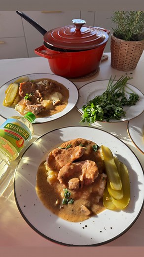 Bitki z szynki wieprzowej w sosie własnym 🥰 Mięciutkie mięso, rozpływające się w ustach 🥰 Totalny sztos! Zapiszcie sobie jako pomysł na najbliższy obiad 🥘 przepis jest idealny również na rodzinny obiad czy na Święta. Składniki: 1 kg szynki wieprzowej 2 białe cebule 500 g pieczarek ok. 500 bulionu warzywnego 3 kulki ziela angielskiego 3 liście laurowe 1 łyżka sosu sojowego sól, pieprz, czosnek granulowany mąka pszenna do obtoczenia mięsa olej Kujawski z pierwszego tłoczenia 5 łyżek 1. Szynkę k