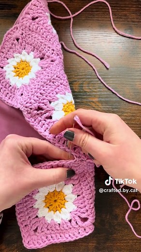 Crochet Daisy Granny Square Zipper Pouch Tutorial