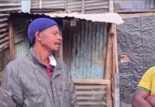 Githeri Man wants a car. Martin Kamotho, the man who rose to fame in 2017 after a photo of him eating githeri while queuing to vote went viral, has asked Kenyans to help him buy one. Speaking during an interview with Commentator 254 on his Broke and Famous show, Kamotho revealed that despite his nationwide fame, life hasn’t been as glamorous as many assume. He admitted that the attention he got in 2017 did not translate into lasting success and he now hopes Kenyans can come through for him. “Mim