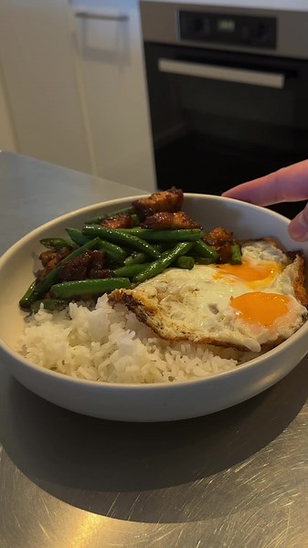 prik khing moo grob - thai stir fried pork belly and green beans