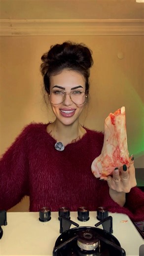 A Y Ş E 🔮 on Instagram: "✨ Evde Dana İliği ile İlik Maskesi ✨ 🥩 Dana iliğini ben mari usulü erittim ve yağını çıkarttım 🫙 Yağı çıktıktan sonra süzdüm 🌀 Uygulama öncesi saçlarımı derma roller ile geçerek saç gözeneklerimi açtım 🖌️ Ardından temiz bir fırça yardımıyla yağı saç diplerime uyguladım 💆‍♀️ İliğin her yere eşit dağılması için saçımı güzelce taradım 🎀 Sonra saçımı streçledim, üzerine de bone taktım 🔥 Daha sıcak olsun, daha iyi emilsin diye 🤍 Benim çok sevdiğim, düzenli yaptığım b