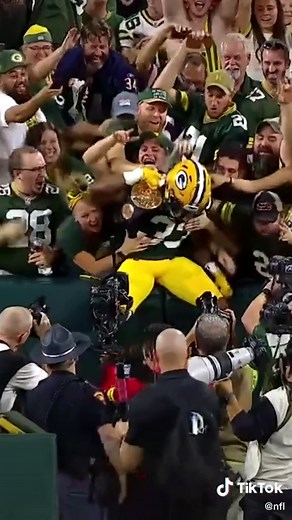 First Lambeau Leap of the Season! Aaron Jones Scores Touchdown