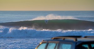 Parecia demasiado pesado, demasiado impossível. Mas eis a primeira prova de surf mesmo à frente das rochas no Cabo Raso, entre Cascais e o Guincho