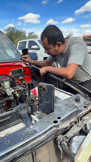 4.9M views · 41K reactions | Como cuando se pone de mecánico con tutoriales de YouTube, no era el cable rojo… repito no era el cable rojo!! | Mi Trokita, Mi Pasión | Facebook