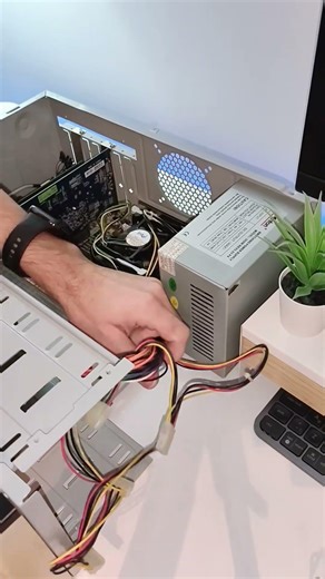 Bilişim Odası, Yükleniyor... – Güç Kaynağı Montajı ve Kablo Yönetimi