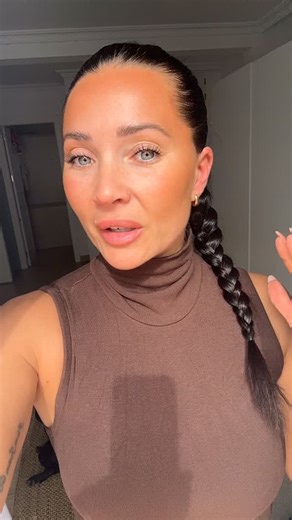 Elin Bergius on Instagram: "”pappa, inga konstiga poser med mamma i soffan nu” Jag har en liten plan om att starta en mini-podd med Bellis. Hon är den skojigaste jag känner, vad tänker ni om de? Igår hade hon sett boken CF fick i julklappsspelet och förstod att detta inte var en fotbollsbok som han fint hade svarat när hon fråga vad den handlade om. 😆.. Hoppas du hade en fin morsdag och helg med barnen dina."