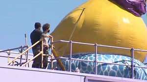 Bath time! The massive inflatable duck atop San Jose’s Children’s Discovery Museum is squeaky clean again. A crew on Monday gave the duck a bath with big brushes and power washers. http://nbcbay.com/iemRm8K | NBC Bay Area