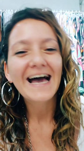 ¿Cómo hacer un dobladillo a mano? NIVEL DIOS 🤯 obviamos MIS UÑAS desarregladas 😅 use un hilo de otro color para mostrarles, obviamente ustedes usen hilo del mismo color que el pantalón!!#tip #lifehack #puntadas #costura #invisible