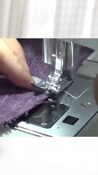 DIY Cute Pouch Bag. #diytotebag #diybags #sewingprojects #fabricbags #bagtutorial #canvasbag #sewingtutorial #cutepouch | Ae PooiM